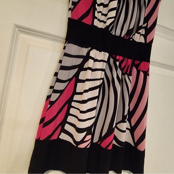 Stretchy silky black and pink mini dress - Picture 3 of 4